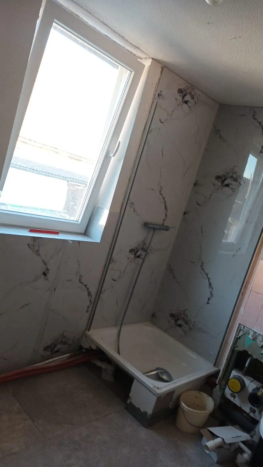 Bad mit Dusche in der Modernisierung