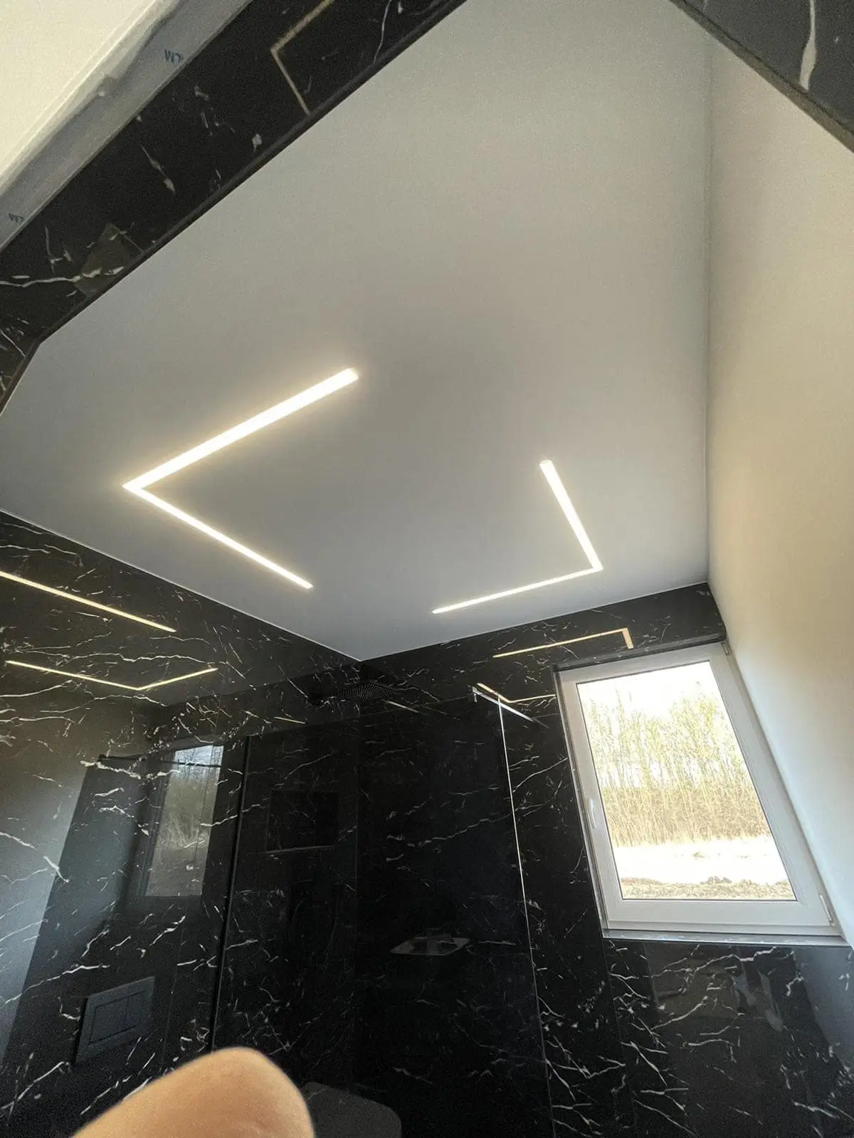 Referenz Bad schwarz