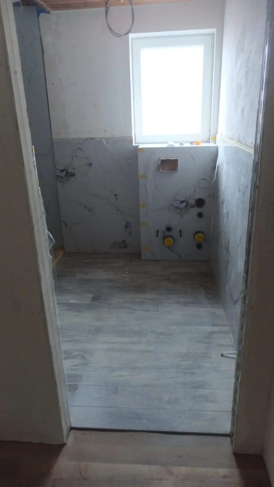 Bad im Umbau mit neuen Fliesen