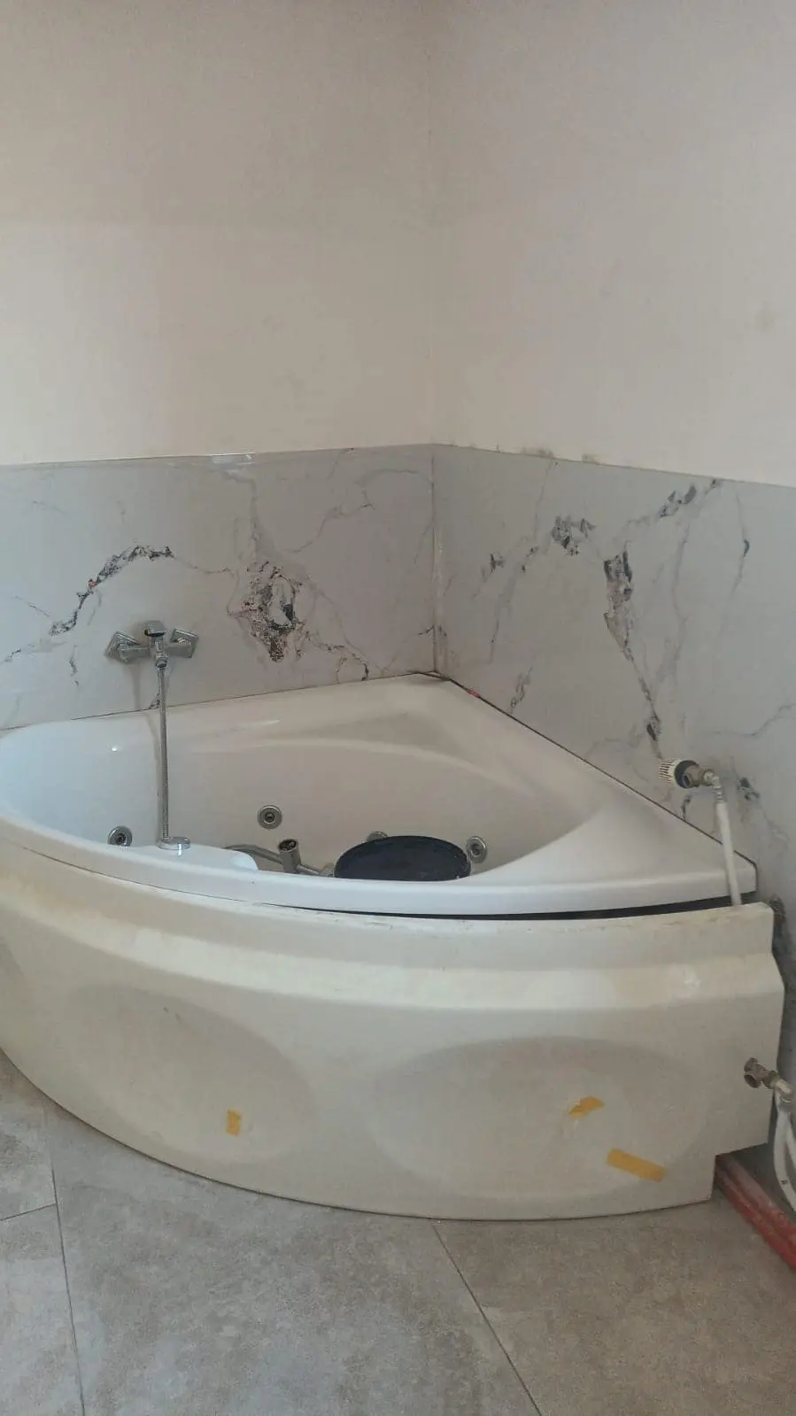 Bad mit Eckbadewanne vor der Modernisierung